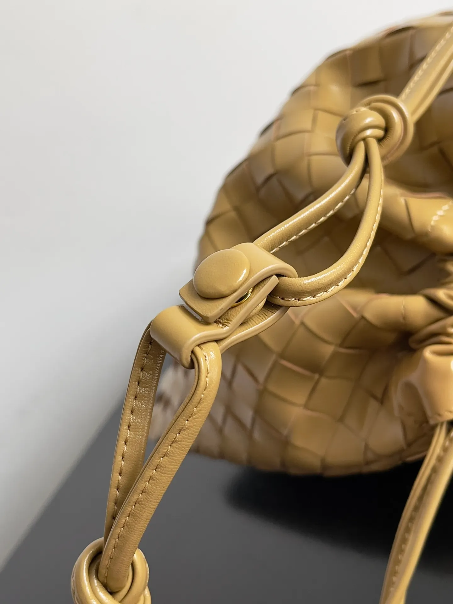 Batch 1560 Armpit bags have become a fashionable item that every girl has in their hands in recent years🛍️. The elegant and simple style has won the love of many people of different ages. However, there is an unavoidable trouble with armpit bags, that is, the capacity is too small, and BOTTEGA VENETA’s new Dustbag Considering people's travel needs, the capacity of garbage bags has been greatly upgraded. Folding umbrellas, water cups, and girls' makeup powder and lipstick can all be accommodated. It is very light and resistant to dirt. Even if you have a lot of things when traveling, it can reduce the burden to a certain extent. The shoulder straps are buckled and can be changed at will. It can be used for hand holding or as the liner of a large bag. After the drawstring is drawn, it looks like a cloud bag. It is very suitable for concave styling when traveling in summer🙋🏻‍♀️ Style number: 796728 Size: 32*23*1cm